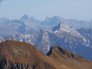 51 Se pur con leggera foschia zoom verso Pegherolo e Pizzo del Diavolo